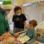 Zielony Mikołaj odwiedził dzieci w szpitalu