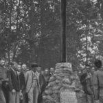 Bukówno, grupa mężczyzn przy mogile dowódcy Powstania Styczniowego Dionizego Czachowskiego