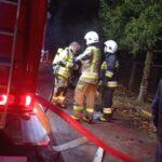 Pożar domu wielorodzinnego w Pionkach. Do zdarzenia doszło w sobotę, 7 stycznia około godziny 15:48 przy ulicy Wesołej. Na miejsce pożaru skierowano sześć zastępów straży pożarnej.