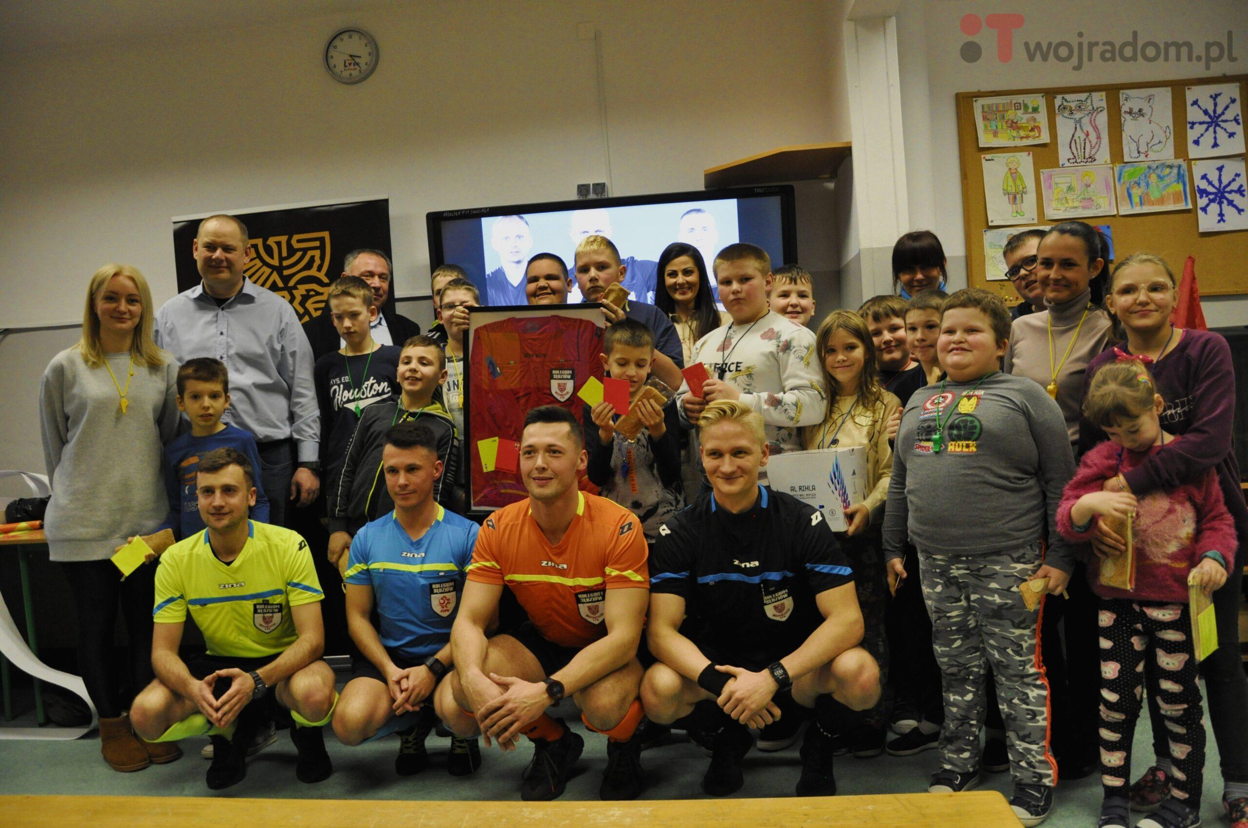 Sędziowie piłkarscy z Mazowieckiego Związku Piłki Nożnej odwiedzili młodych kibiców z Zespołu Szkół Specjalnych i Placówek Oświatowych.