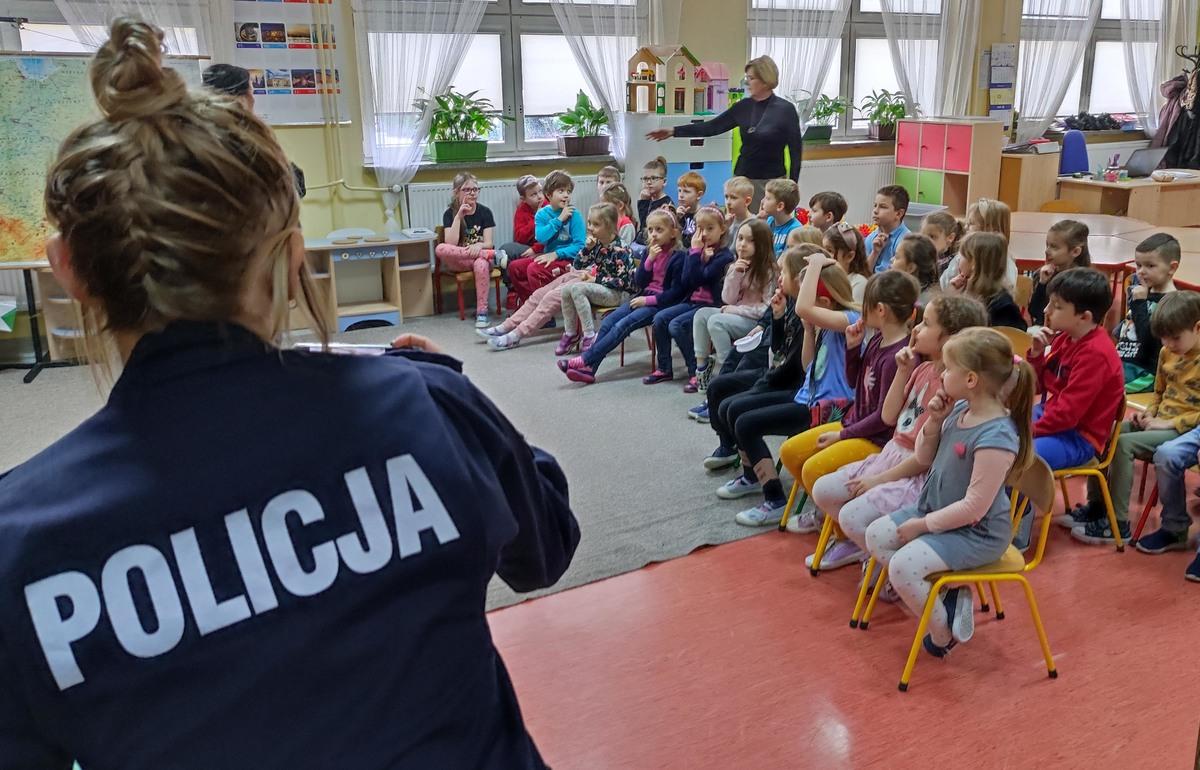 W czasie spotkania policjanci z KMP w Radomiu promowali program "Świadomy-Czujny-Bezpieczny", który jest realizowany przez Komendę Wojewódzką Policji zs. w Radomiu wraz z Narodowym Bankiem Polskim.