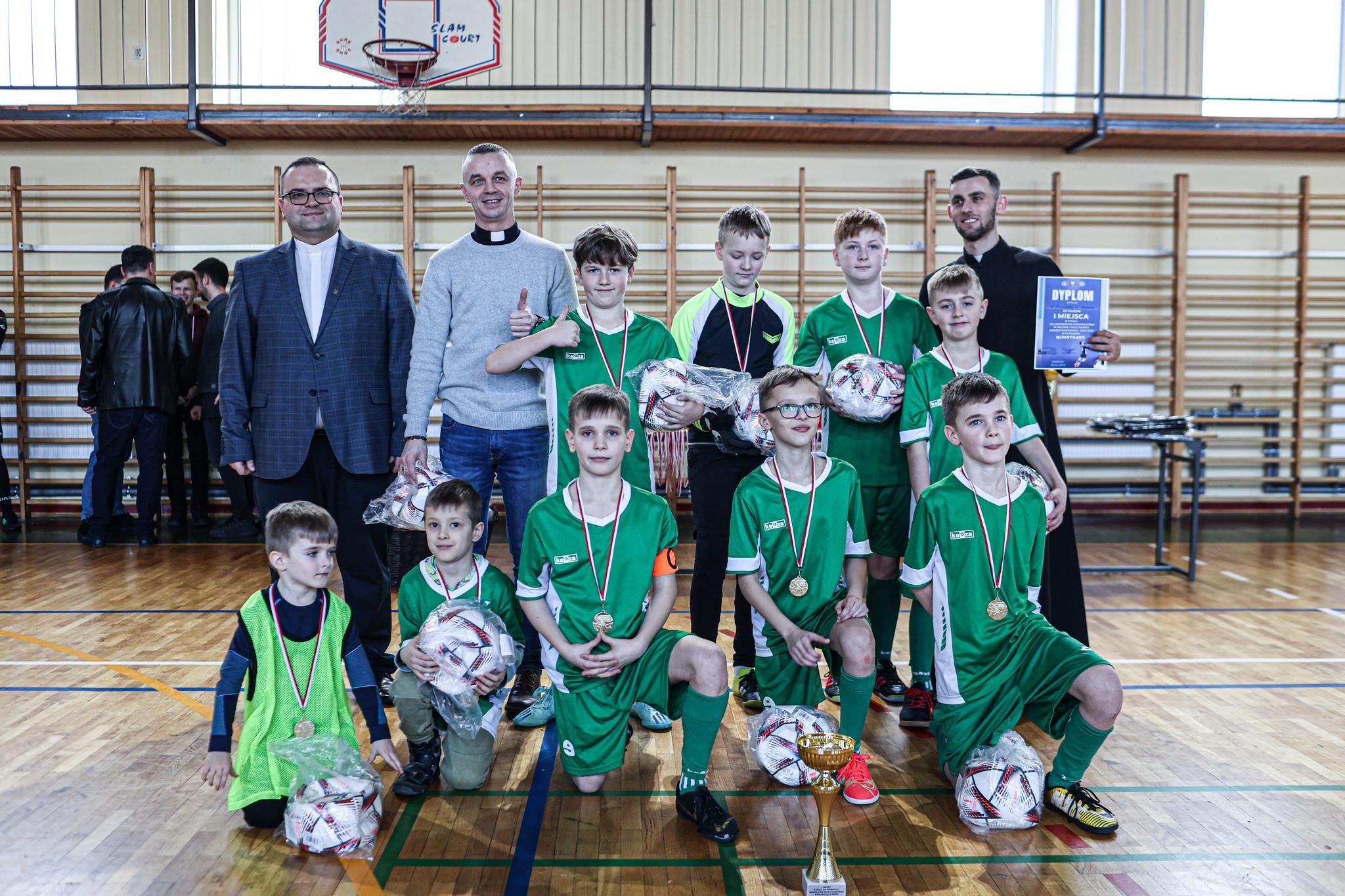 Finały mistrzostw ministrantów w halowej piłce nożnej. W finałowych rozgrywkach zmagało się 12 drużyn.
