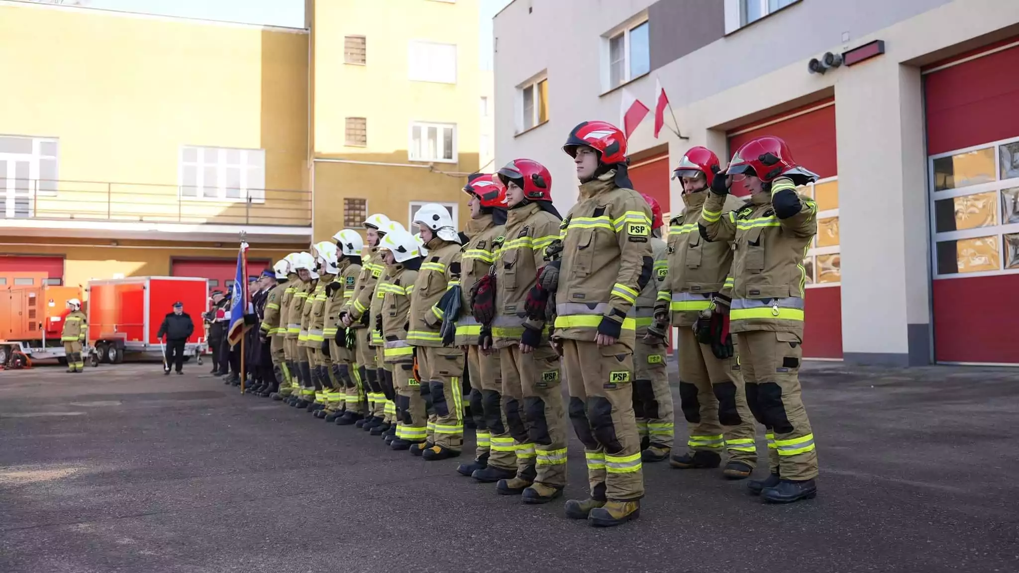 Jednostki ochrony przeciwpożarowej z terenu powiatu kozienickiego zyskały nowy sprzęt strażacki wart ponad dwa miliony złotych.