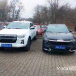 Kolejne dwa radiowozy trafiły do Komendy Powiatowej Policji w Kozienicach. Nowoczesne, terenowe pojazdy bardzo dobrze sprawdzą się w pracy na zróżnicowanym terenie.