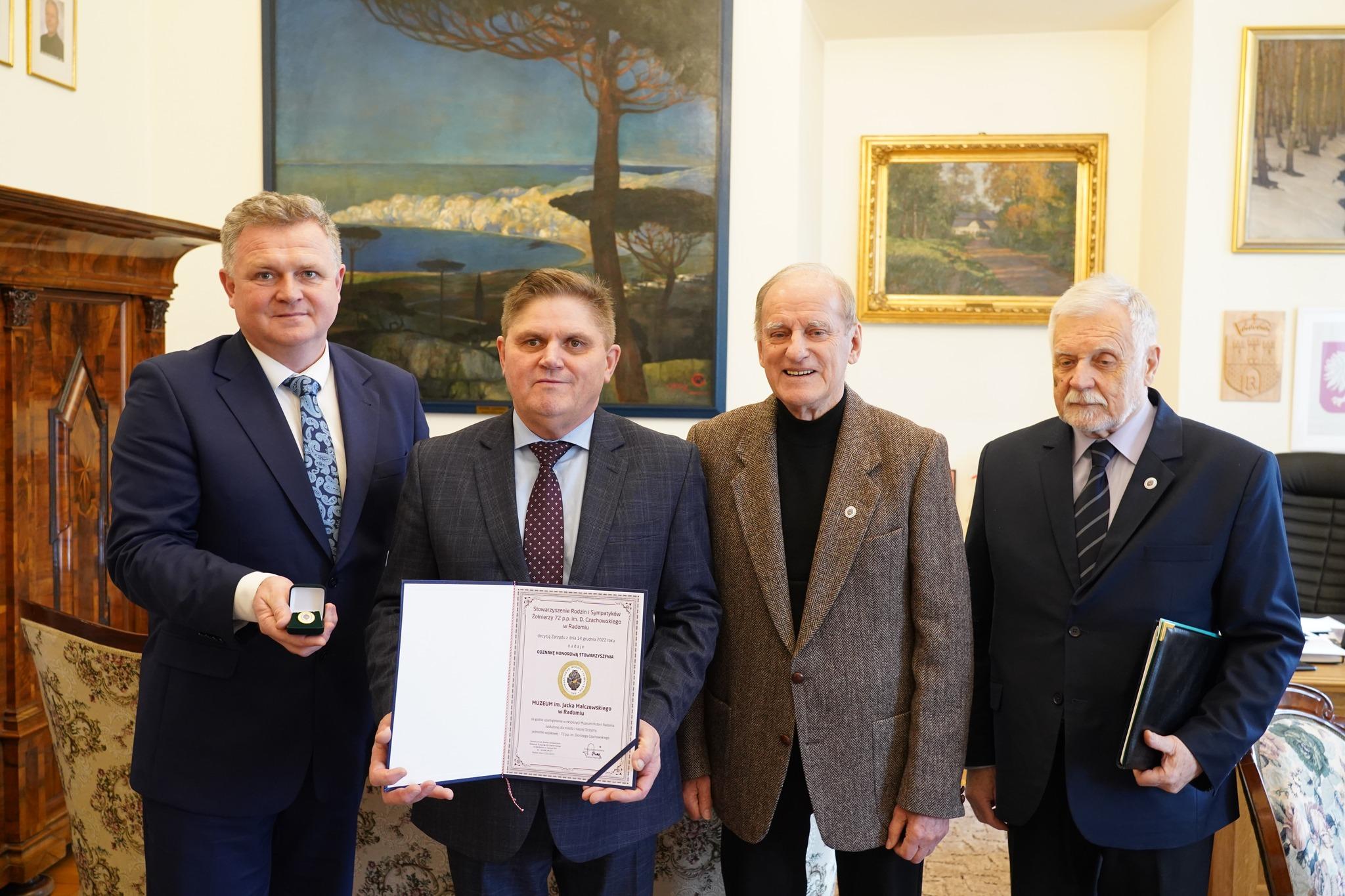 Muzeum im. Jacka Malczewskiego otrzymało Odznakę Honorową Stowarzyszenia Rodzin i Sympatyków Żołnierzy 72 p.p. im. D. Czachowskiego w Radomiu.