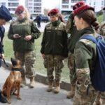 W czwartek 30 marca 2023 uczniowie klas mundurowych zwiedzali Komendę Wojewódzką Policji z siedzibą w Radomiu.
