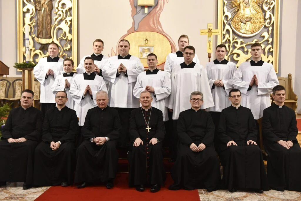 8 grudnia 2022 r. podczas uroczystej Mszy Świętej, której przewodniczył ks. bp Piotr Turzyński, jeden alumn otrzymał strój duchowny, a 10 kleryków z V roku zostało włączonych do grona kandydatów do święceń / fot/ WSD