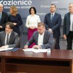 Piotr Kozłowski, burmistrz gminy Kozienice podpisał umowę na dużą i ważną inwestycje - głęboką termomodernizację budynku PSP nr 3 w Kozienicach.