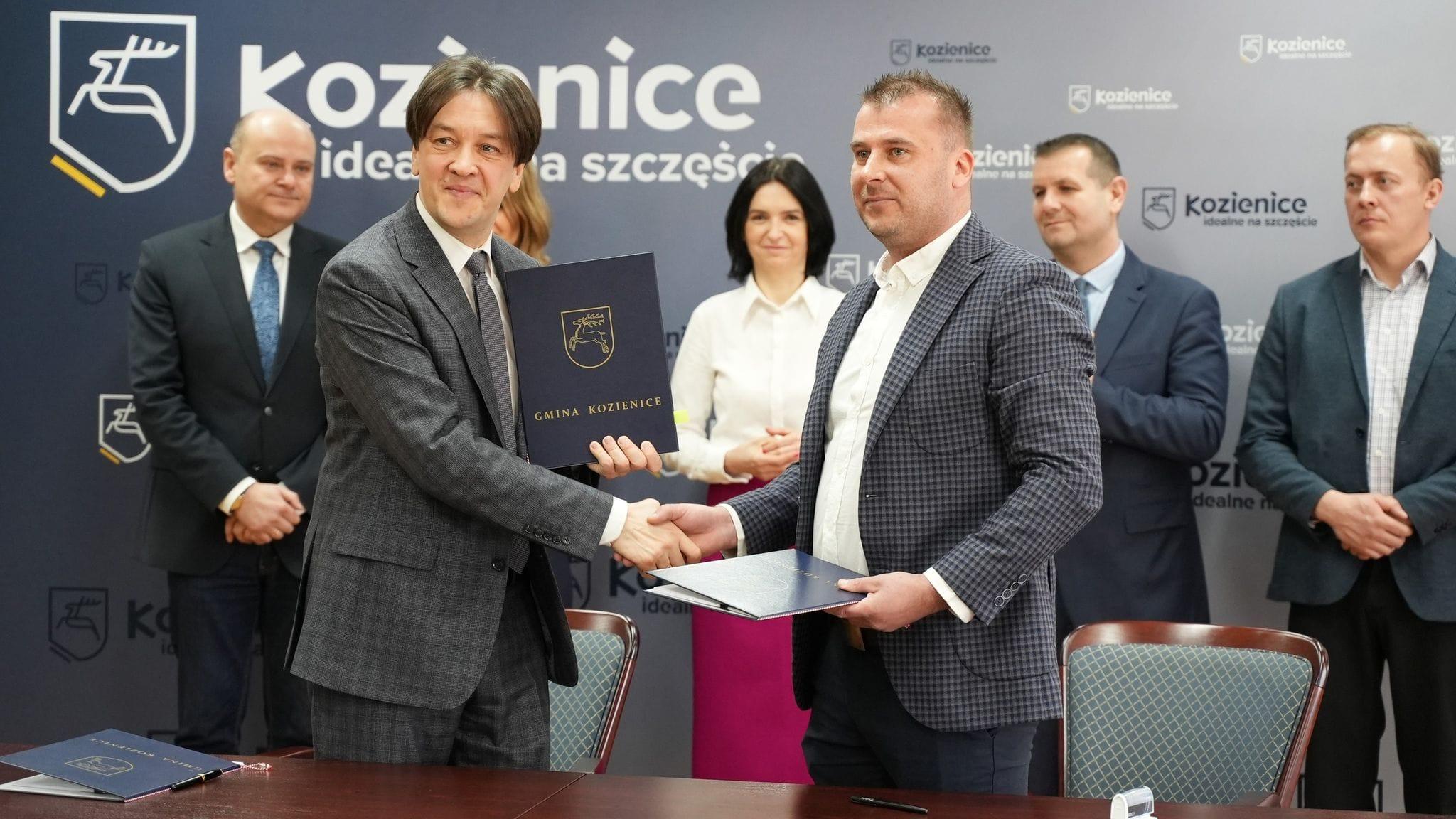 Piotr Kozłowski, burmistrz gminy Kozienice podpisał umowę na dużą i ważną inwestycje - głęboką termomodernizację budynku PSP nr 3 w Kozienicach.