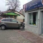 Wypadek na ul. Limanowskiego. Samochód uderzył w budynek. Jedna osoba trafiła do szpitala.
