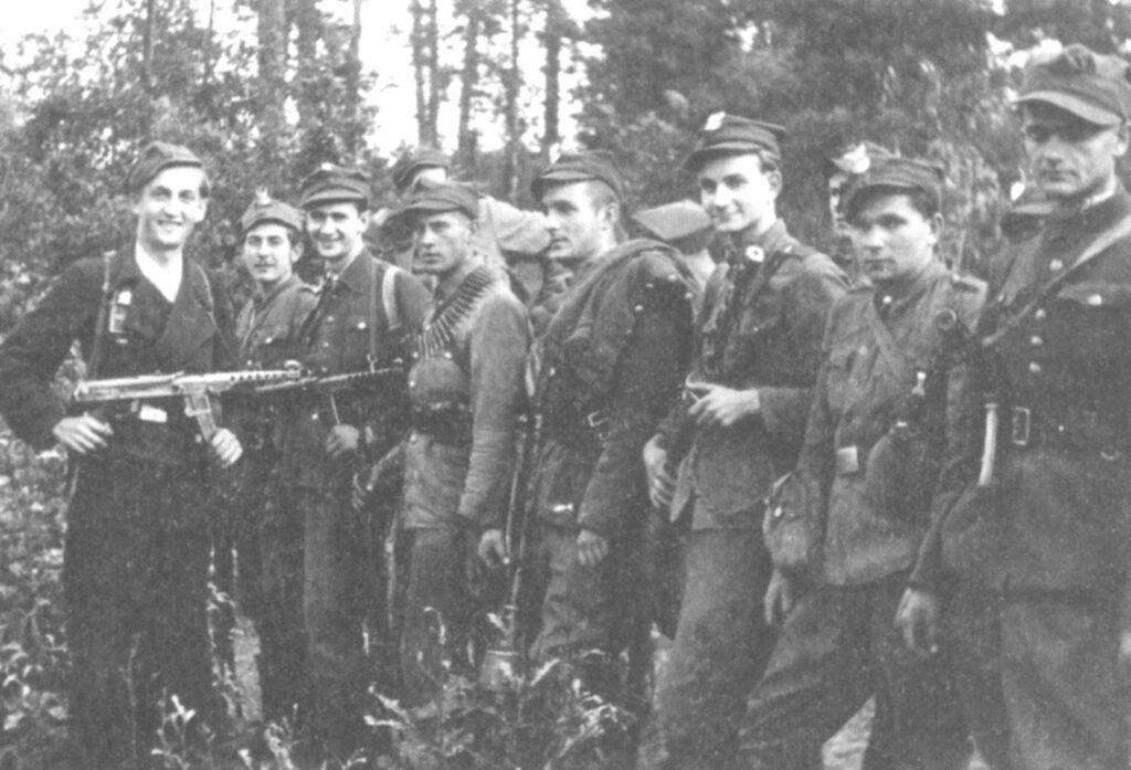 Część oddziału partyzanckiego „Harnasia” w czasie koncentracji w lasach skaryszewskich latem 1945 r. / fot. zeszytykombatanckie.pl