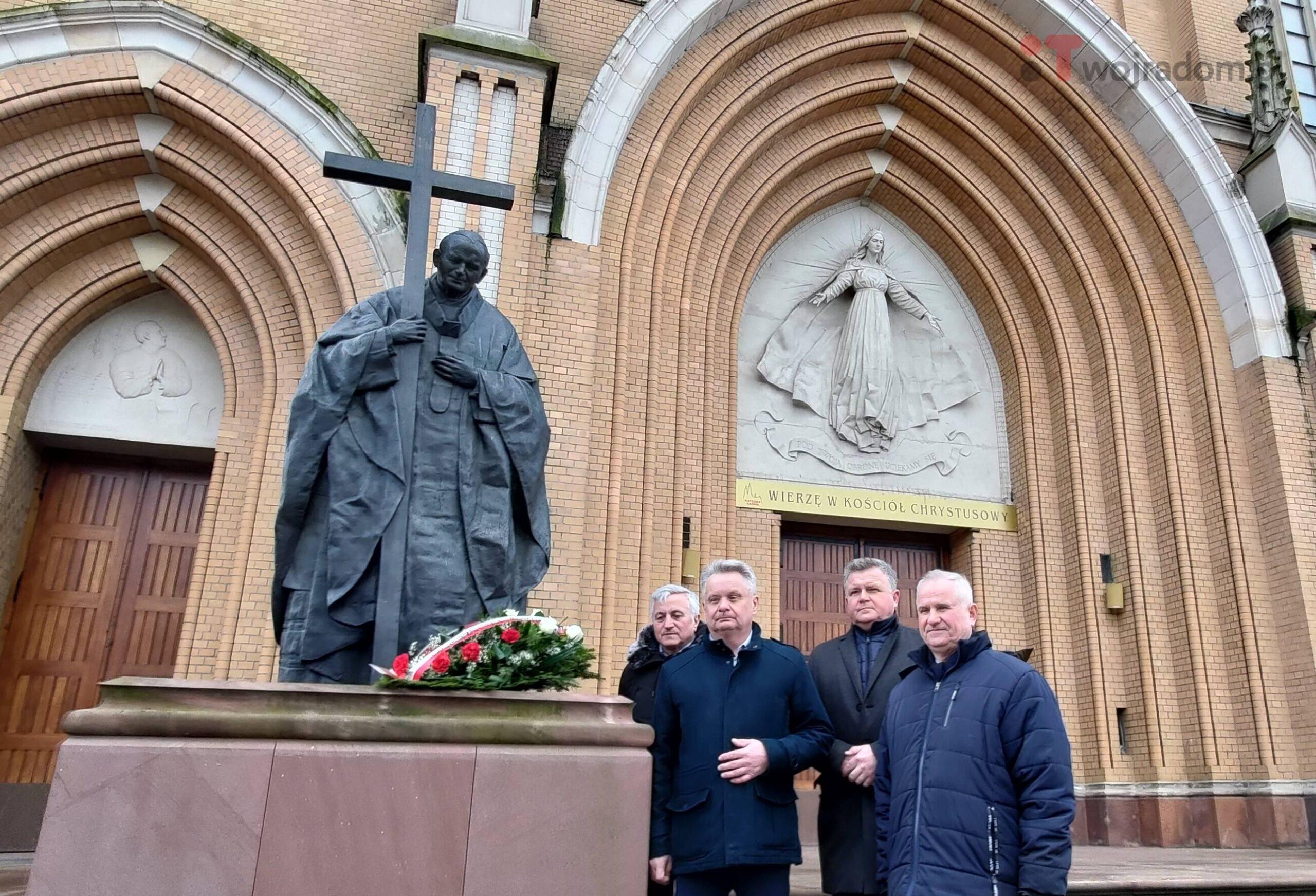 W środę 8 marca 2023 roku, posłowie Polskiego Stronnictwa Ludowego złożyli kwiaty pod pomnikiem św. Jana Pawła II.