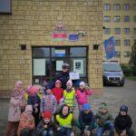 Przedszkolaki i uczniowie odwiedzili radomskich policjantów. W ramach działań profilaktycznych maluchy otrzymały drobne upominki od mundurowych, którzy wręczyli im elementy odblaskowe.