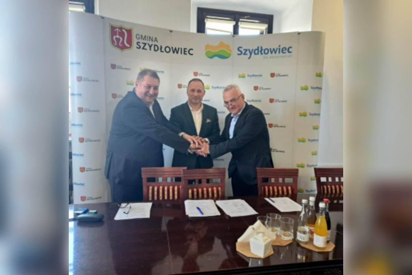 W dniu 21 kwietnia 2023 r. w szydłowieckim ratuszu odbyło się spotkanie, na którym przedstawiciele poszczególnych stron podpisali porozumienie cywilnoprawne o ustanowieniu klastra energii w Szydłowcu.