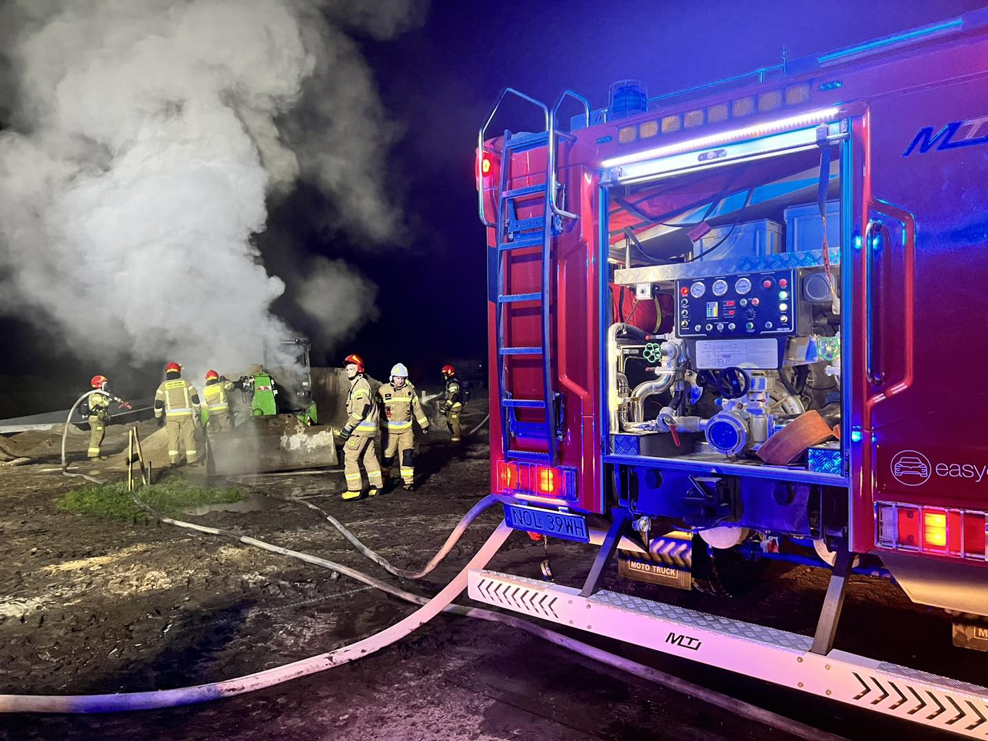 Pożar koparko-ładowarki w Skaryszewie. Do zdarzenia doszło w poniedziałek, 10 kwietnia 2023 roku.