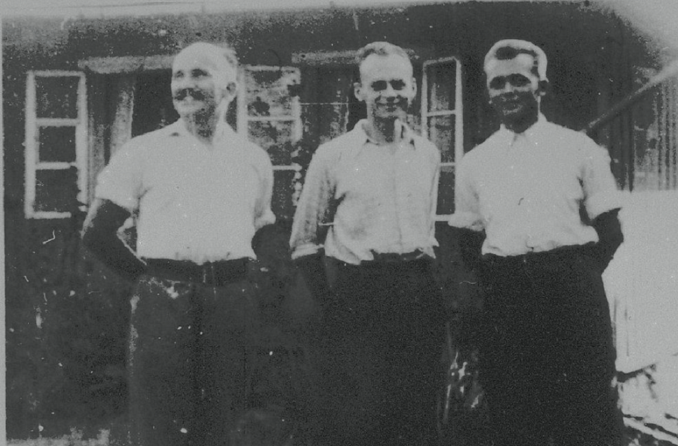Jan Radzej, Witold Pilecki, Edward Ciesielski. Uciekinierzy z KL Auschwitz przed domem Serafińskich w Nowym Wiśniczu, lato 1943 r.