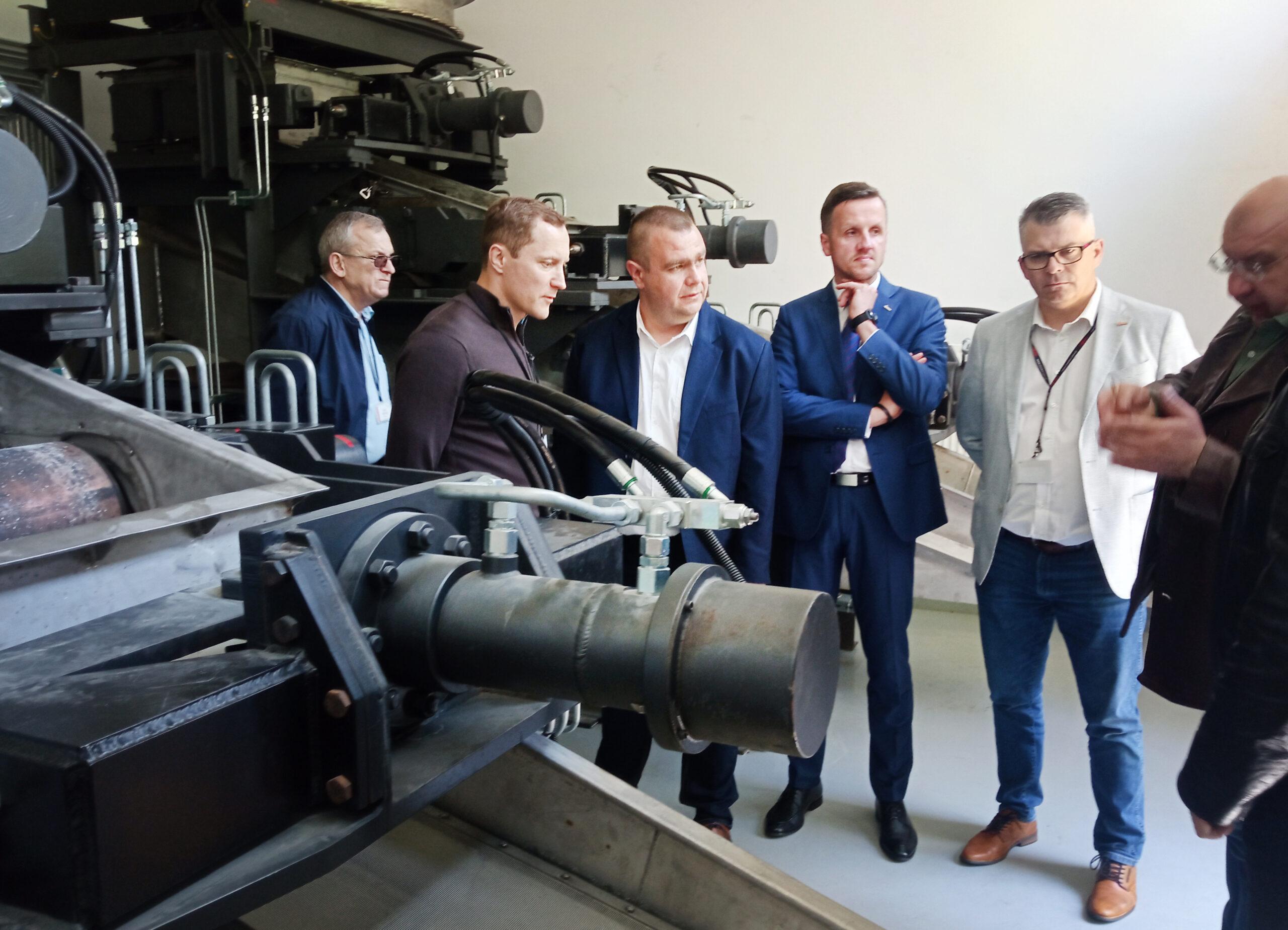 Przedstawiciele zespołów specjalistycznych MESKO S.A. oraz ukraińskiej firmy ARTeM rozpoczęli realizację podpisanej niedawno umowy na rzecz produkcji amunicji czołgowej 125 mm.