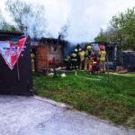 Pożar zabudowań w Łaziskach. Z pożarem walczyło pięć zastępów straży pożarnej.