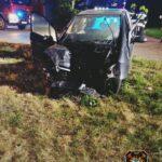 Wypadek w Starym Kobylniku. Pijany kierowca uderzył w drzewo. Mężczyzna został przetransportowany do szpitala.