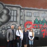 We wtorek, 13 czerwca, w Publicznej Szkole Podstawowej nr 33 w Radomiu miało miejsce rozstrzygnięcie konkursu Zaprojektuj mural – Zostaw po sobie pamiątkę, którego celem było upamiętnienie wydarzeń radomskiego czerwca z 1976 r. Wyróżnione zostały prace trzech uczennic szkoły.