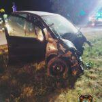 Wypadek w Starym Kobylniku. Pijany kierowca uderzył w drzewo. Mężczyzna został przetransportowany do szpitala.