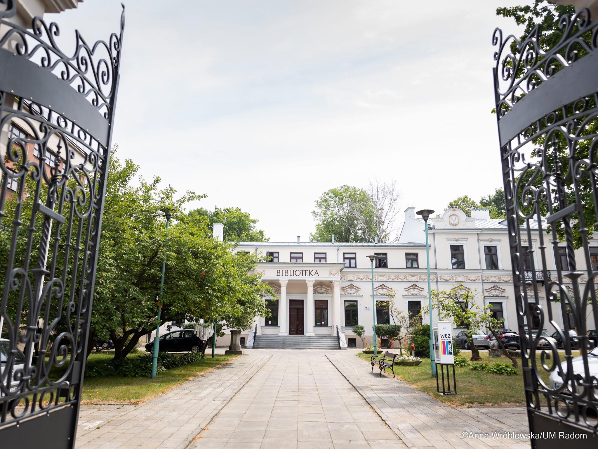 Miejska Biblioteka Publiczna pięknieje. Wkrótce rozpocznie się renowacja drugiej części zabytkowego ogrodzenia Miejskiej Biblioteki Publicznej przy ul. Piłsudskiego.