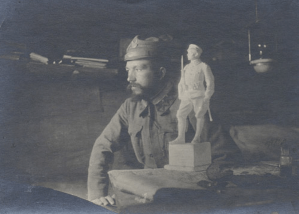 Włodzimierz Konieczny ze statuetką ofiarowaną Józefowi Piłsudskiemu
