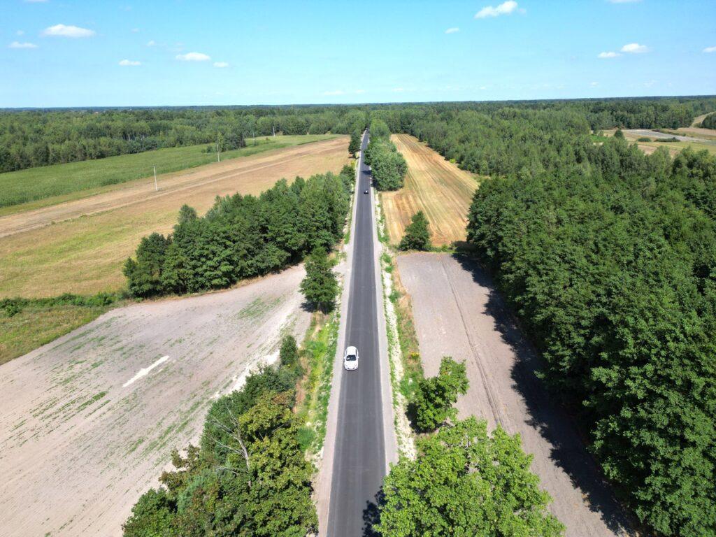 Uroczyste otwarcie nowych dróg powiatowych w gminie Gózd i gminie Skaryszew. Na wydarzeniu pojawili się parlamentarzyści.