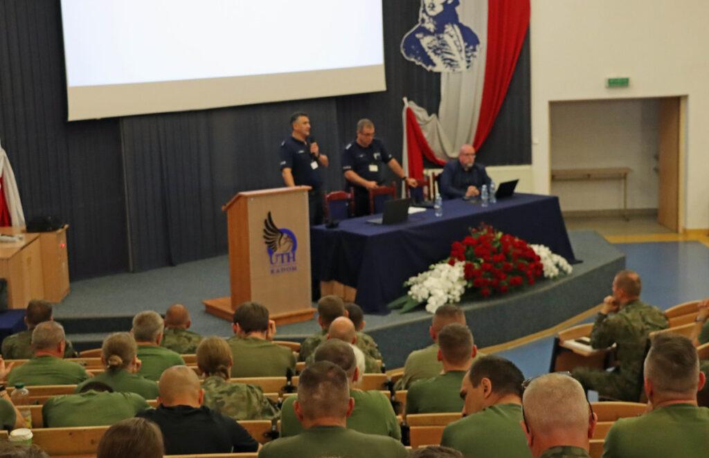 Policjanci szkolili żołnierzy WOT przed Air Show. Ćwiczono przede wszystkim procedury działania współpracy między służbami informacyjnymi organizatora a Policją i innymi służbami.
