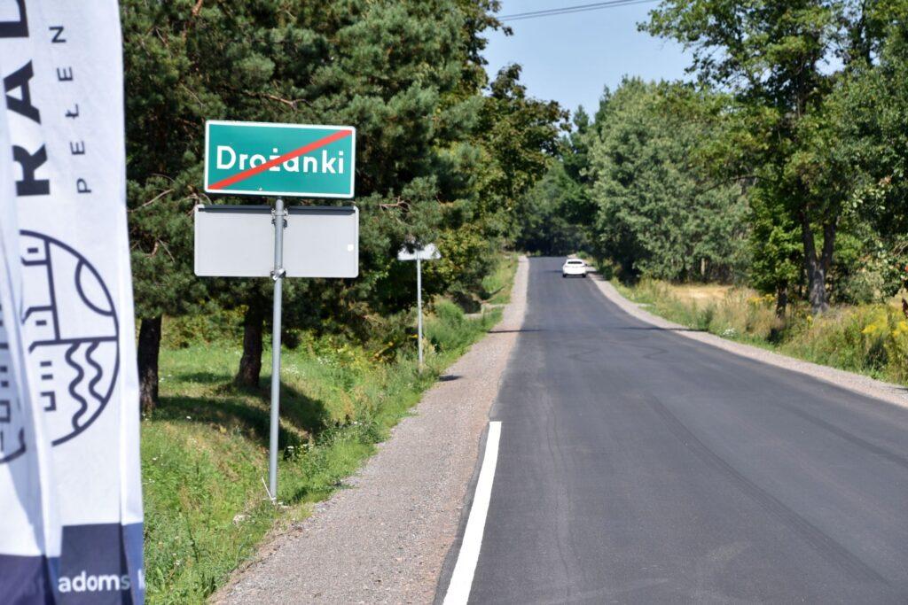 Uroczyste otwarcie nowych dróg powiatowych w gminie Gózd i gminie Skaryszew. Na wydarzeniu pojawili się parlamentarzyści.
