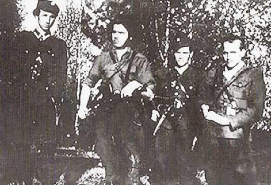 Por. Aleksander Młyński "Drągal" (pierwszy z lewej) ze swoimi żołnierzami