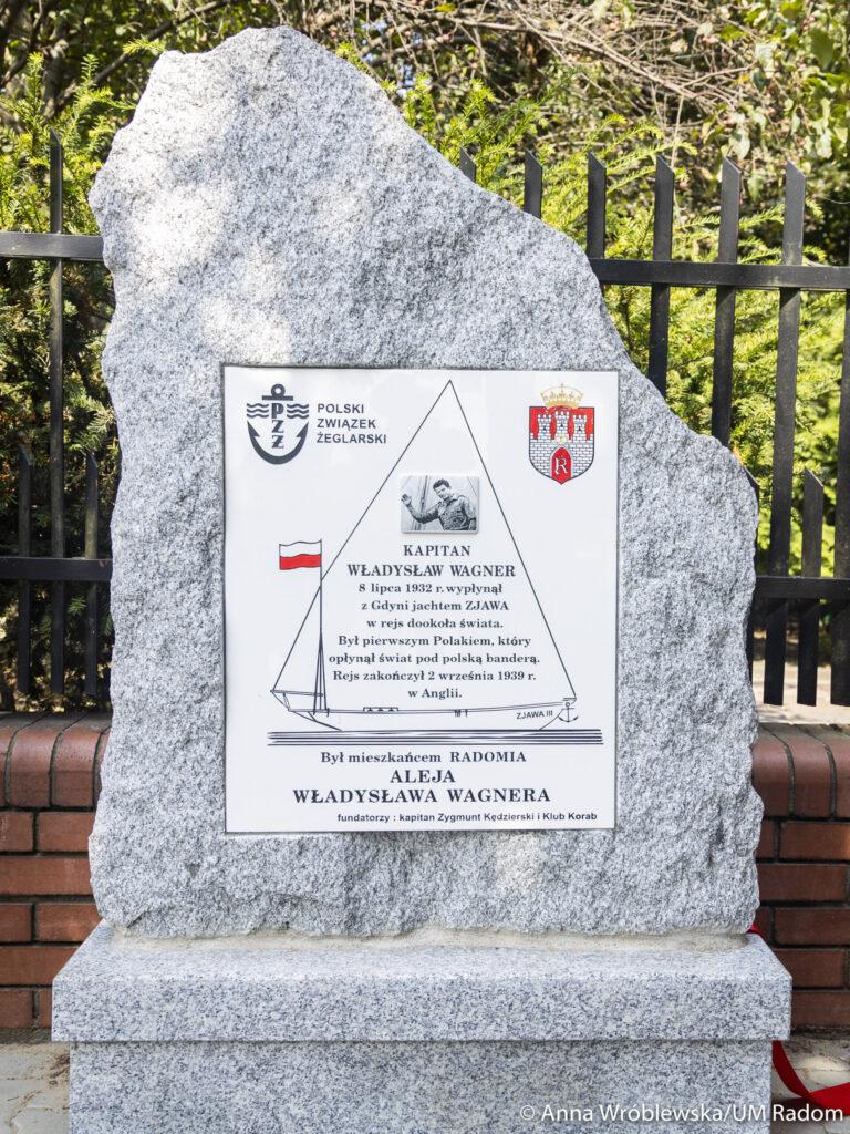 Nad zalewem na Borkach odsłonięto tablicę pamiątkową poświęconą Władysławowi Wagnerowi, żeglarzowi, który był związany z Radomiem.