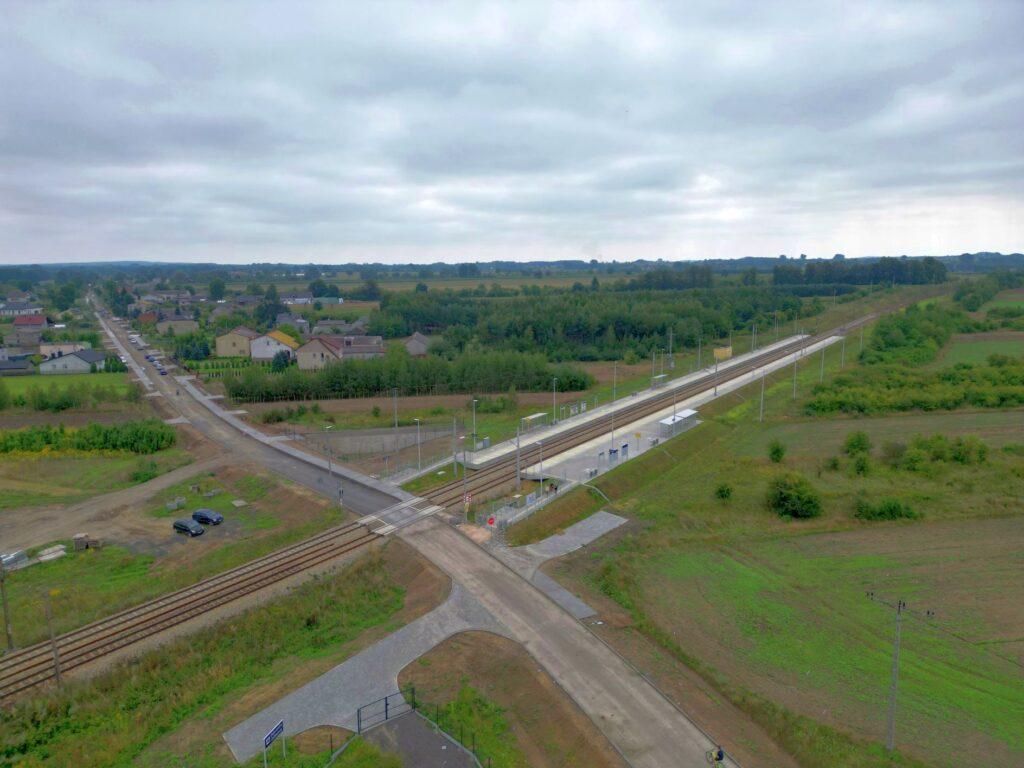 Przebudowa drogi powiatowej w Dąbrówce Zabłotniej powoli zmierza ku końcowi.