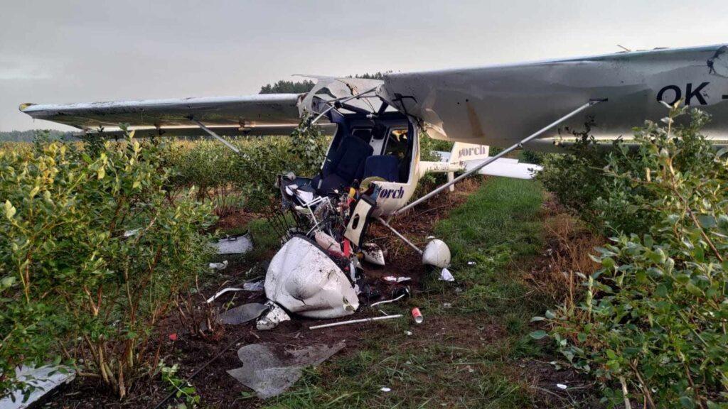 Wypadek w Gminie Białobrzegi. Samolot spadł na prywatne pole.