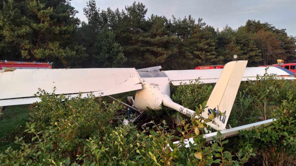 Wypadek w Gminie Białobrzegi. Samolot spadł na prywatne pole.