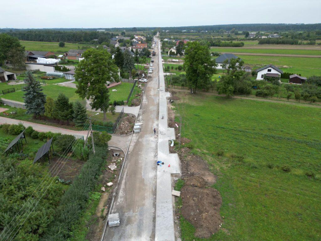 Przebudowa drogi powiatowej w Dąbrówce Zabłotniej powoli zmierza ku końcowi.