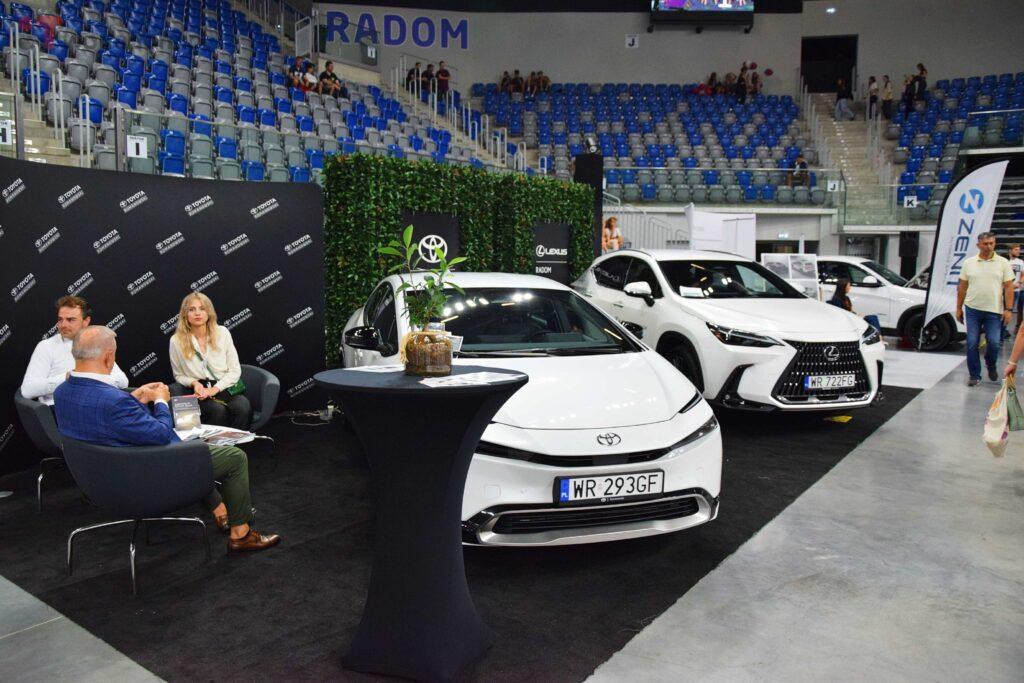 Ponad 60 radomskich firm, instytucji otoczenia biznesu oraz szkół technicznych prezentuje swoją ofertę na wystawie Radom EXPO 2023, która odbywa się hali Radomskiego Centrum Sportu. 