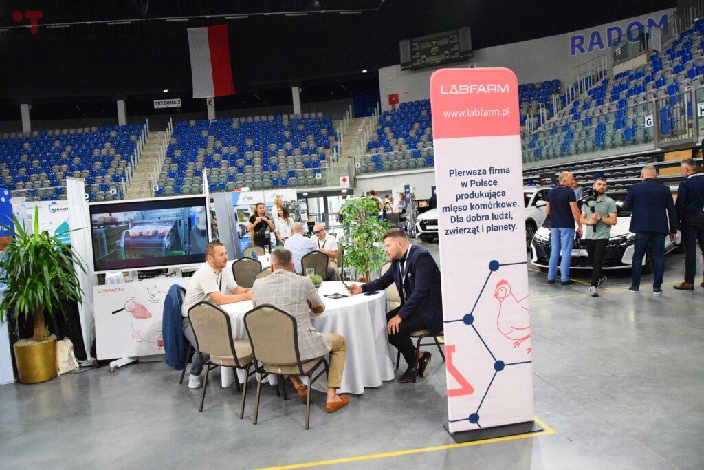 Ponad 60 radomskich firm, instytucji otoczenia biznesu oraz szkół technicznych prezentuje swoją ofertę na wystawie Radom EXPO 2023, która odbywa się hali Radomskiego Centrum Sportu. 