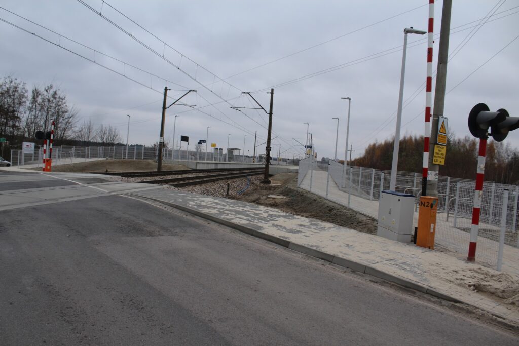 Nowy przystanek kolejowy w Rudzie Wielkiej gotowy! Inwestycja polepsza wygodę pasażerów.