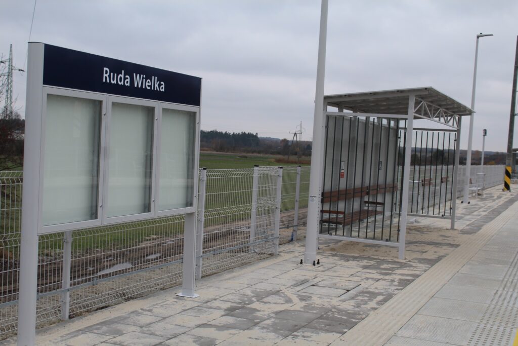 Nowy przystanek kolejowy w Rudzie Wielkiej gotowy! Inwestycja polepsza wygodę pasażerów.