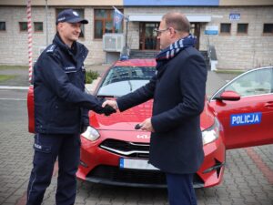 Świąteczny prezent dla radomskich policjantów. Nowy samochód zasilił flotę Komendy Miejskiej Policji w Radomiu.
