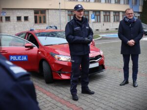 Świąteczny prezent dla radomskich policjantów. Nowy samochód zasilił flotę Komendy Miejskiej Policji w Radomiu.