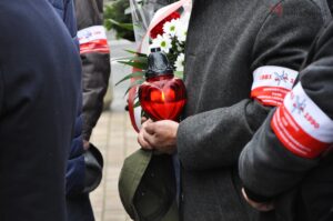 Uczcili rocznicę wprowadzenia stanu wojennego. Pod pomnikiem Radomskiego Czerwca 1976 złożono kwiaty.