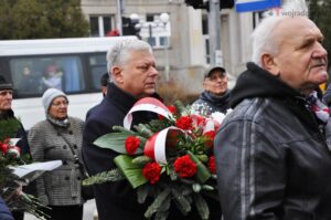 Uczcili rocznicę wprowadzenia stanu wojennego. Pod pomnikiem Radomskiego Czerwca 1976 złożono kwiaty.