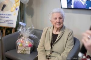 Radomianka świętowała swoje setne urodziny. Nie zabrakło tortu, prezentów i życzeń! Na przyjęciu urodzinowym pojawili się włodarze miasta.