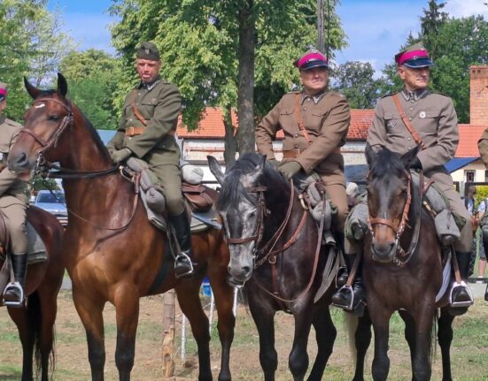 W Zespole Szkół Zawodowych im. mjr. H. Dobrzańskiego „Hubala” odbędzie się Piknik Kawaleryjski. Program wydarzenia jest bogaty i obejmuje m.in. pokazy grup rekonstrukcyjnych oraz grę terenową „Śladami II wojny światowej”.