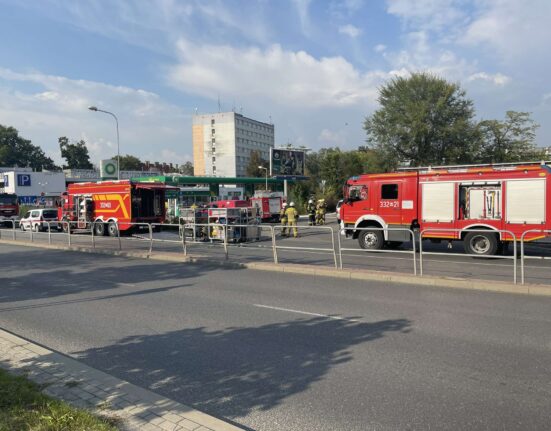 Po kilkugodzinnej akcji sytuacja na stacji paliw przy ul. Kelles-Krauza, gdzie wczoraj po południu doszło do wycieku gazu LPG, została opanowana. Zbiornik został uszczelniony, a zagrożenie całkowicie wyeliminowane.