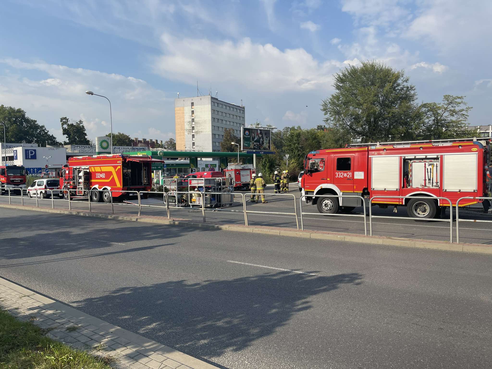 Po kilkugodzinnej akcji sytuacja na stacji paliw przy ul. Kelles-Krauza, gdzie wczoraj po południu doszło do wycieku gazu LPG, została opanowana. Zbiornik został uszczelniony, a zagrożenie całkowicie wyeliminowane.