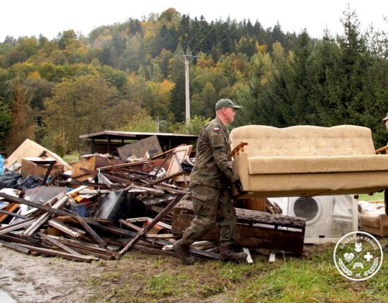 Żołnierze 6 Mazowieckiej Brygady Obrony Terytorialnej zwiększają zakres wsparcia dla powodzian. W trzecim tygodniu operacji „Feniks" żołnierze skierowani zostali do pracy w trzech hubach pomocowych w Kotlinie Kłodzkiej. Zajmują się segregacją i dystrybucją darów. Nadal sprzątają też zalane tereny i dostarczają prąd z wojskowych agregatów.