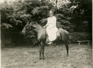 Teresa w rodzinnym majątku (zbiory rodzinne Wojciecha Arkuszewskiego, kopia cyfrowa w zbiorach Marka Pietruszki)